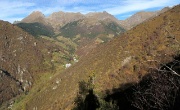 10 Risalendo i pascoli abbandonati ci si affaccia sulle montagne sopra Ornica...